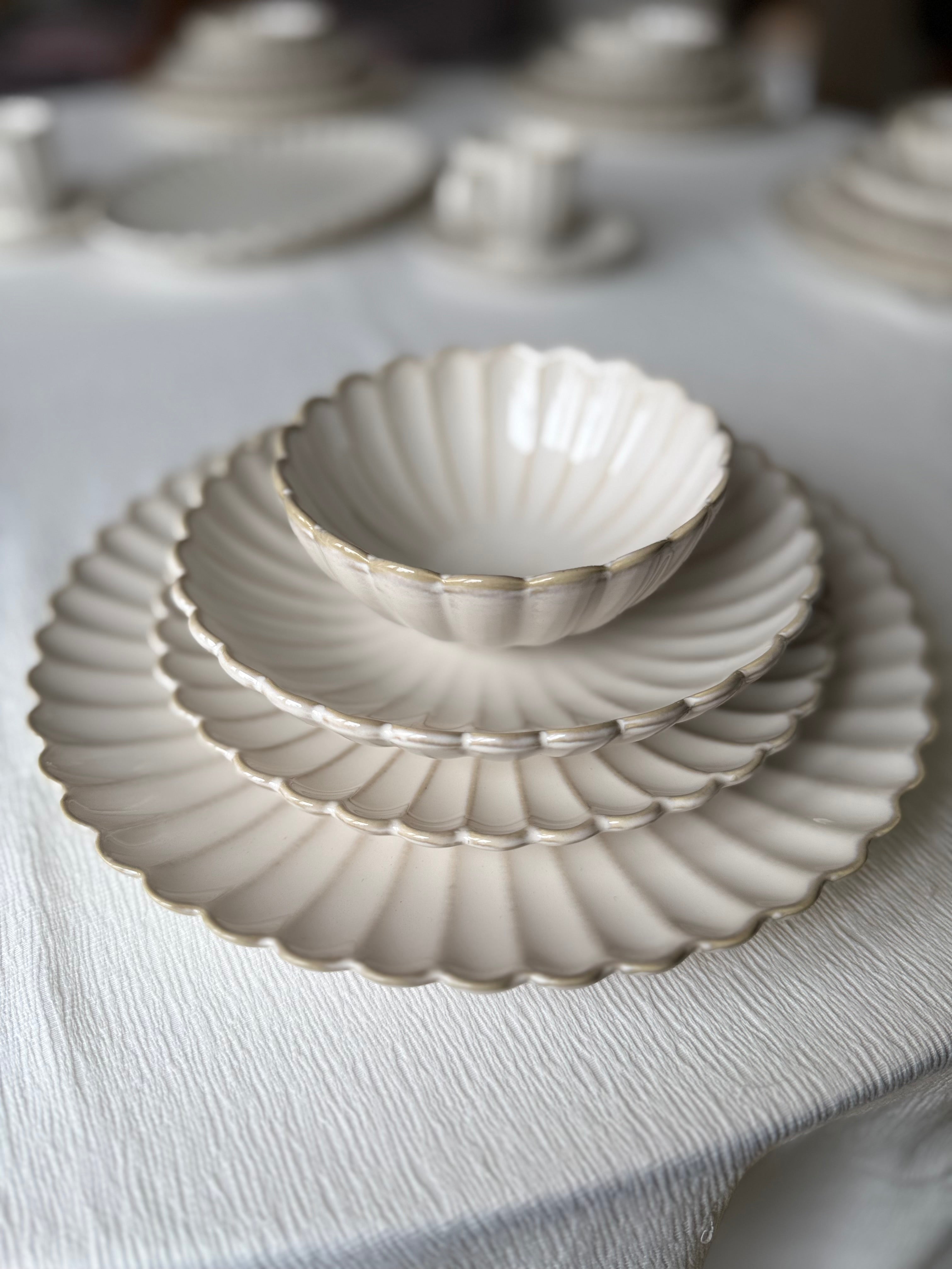 Luxuriöses Geschirrset inspiriert von der Eleganz von Paris, ideal für exquisite Tischdekoration