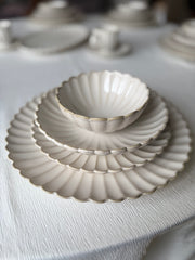 Luxuriöses Geschirrset inspiriert von der Eleganz von Paris, ideal für exquisite Tischdekoration